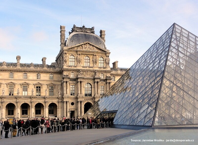 Palác Louvre v Paříži (Francie)